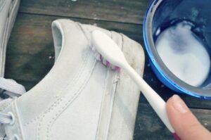 8 Mẹo Tẩy Vết Ố Cho Giày Nhanh Chóng và Đơn Giản